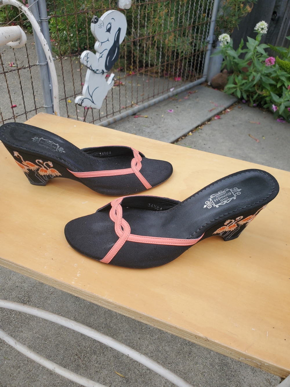 Lulu Guinness Black Wedge Sandals with Coral Flamingo Embroidery - Picture 4 of 7